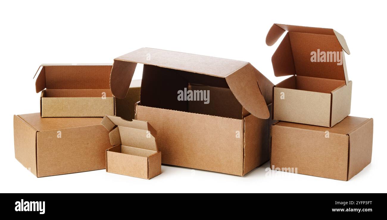 Scatole in cartone marrone impilate in varie misure disposte su sfondo bianco Foto Stock
