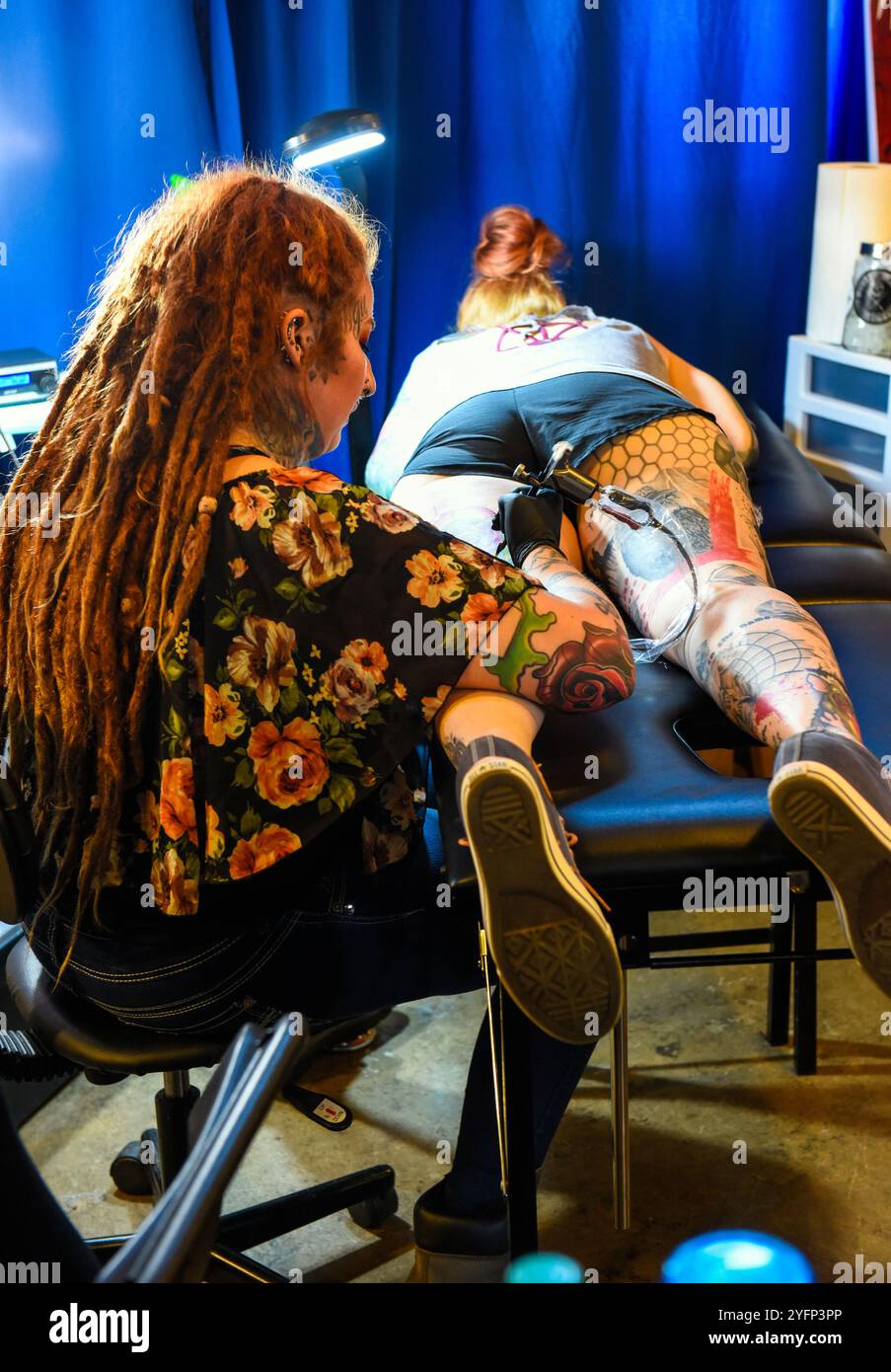 Tatuaggio artista al lavoro Foto Stock