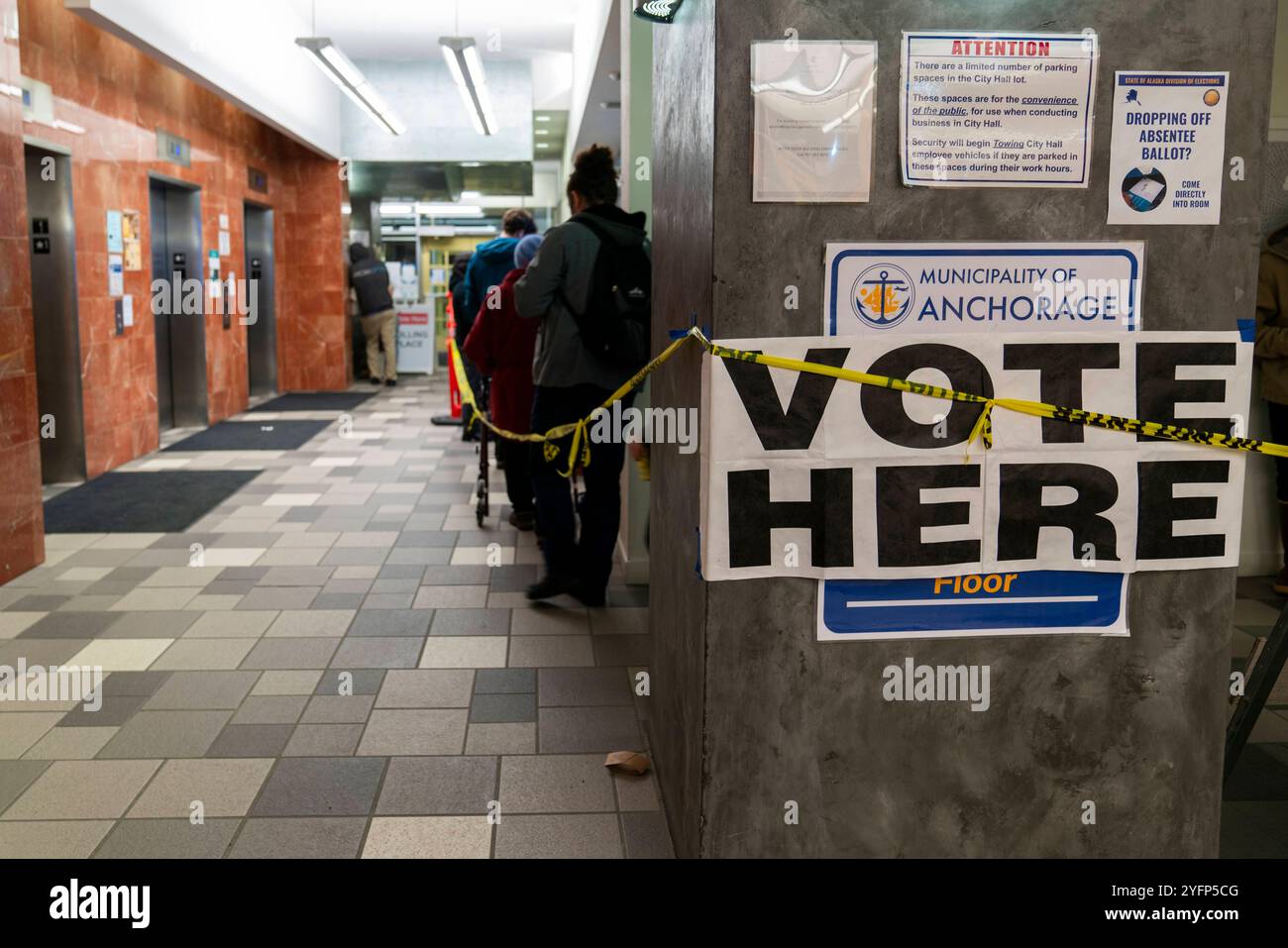 Un'affluenza massiccia ad Anchorage in vista delle elezioni presidenziali dell'Alaska del 2024, l'ultimo giorno di elezioni anticipate e assentate prima delle elezioni presidenziali statunitensi del 2024 si svolsero ad Anchorage City Hall. Gli elettori dell'Alaska hanno avuto una forte affluenza, votando per la presidenza e l'unico seggio legislativo dello Stato. L'alta affluenza alle urne ad Anchorage e altrove ha dimostrato la volontà degli Alaskans di assumere un ruolo attivo in questa importante elezione. Copyright: XHASANxAKBASx Foto Stock