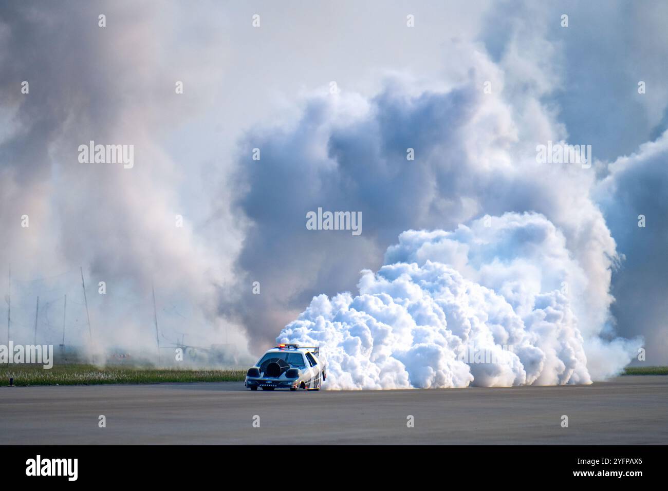 NANCHANG, CINA - 4 NOVEMBRE 22024 - un aereo acrobatico dagli Stati Uniti gareggia con un treno spray all'aeroporto Yaohu di Nanchang, East CH Foto Stock