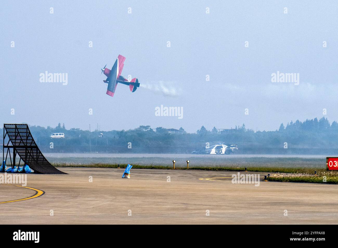 NANCHANG, CINA - 4 NOVEMBRE 22024 - un aereo acrobatico dagli Stati Uniti gareggia con un treno spray all'aeroporto Yaohu di Nanchang, East CH Foto Stock