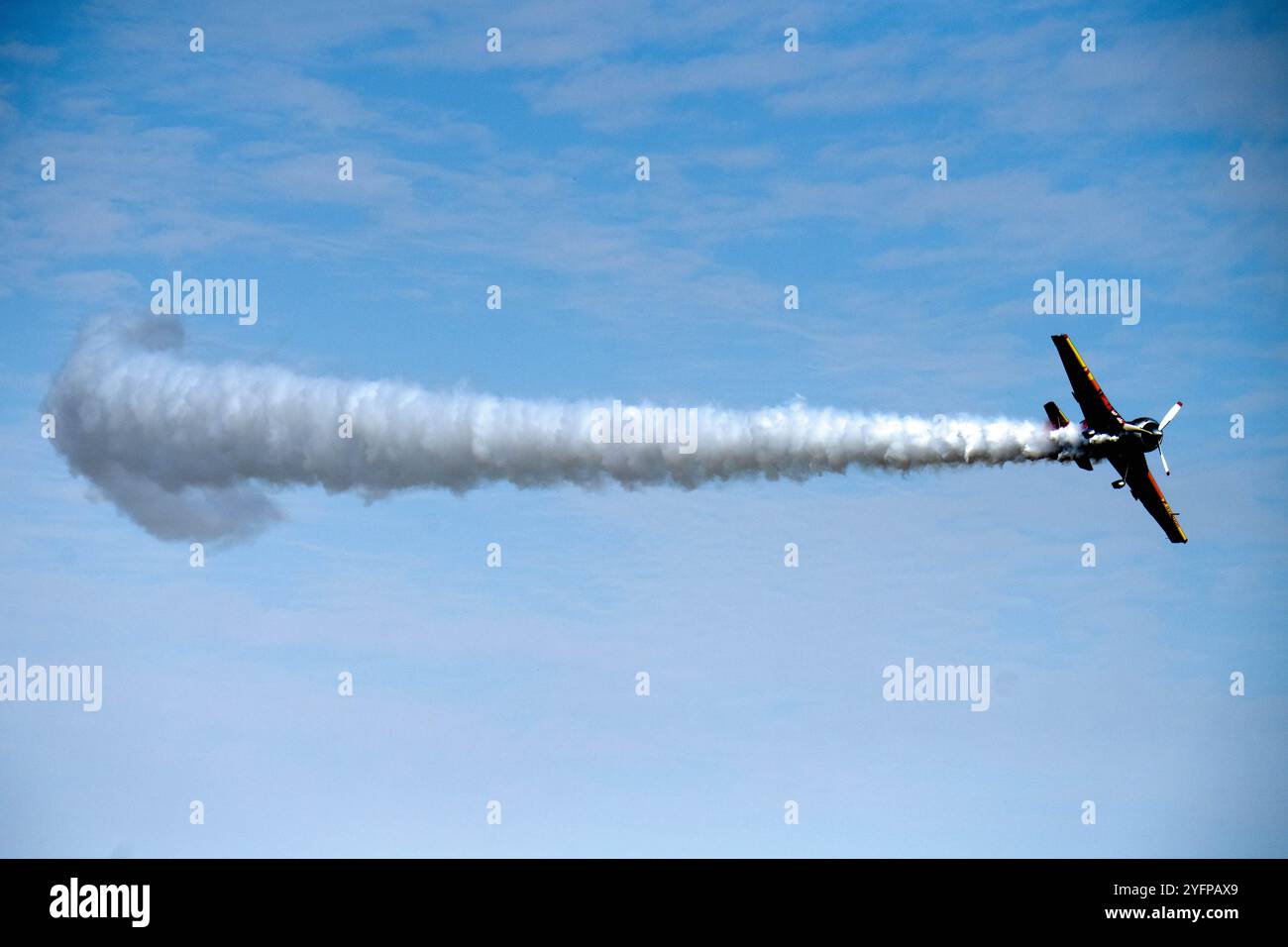 NANCHANG, CINA - 4 NOVEMBRE 22024 - un aereo acrobatico dagli Stati Uniti gareggia con un treno spray all'aeroporto Yaohu di Nanchang, East CH Foto Stock