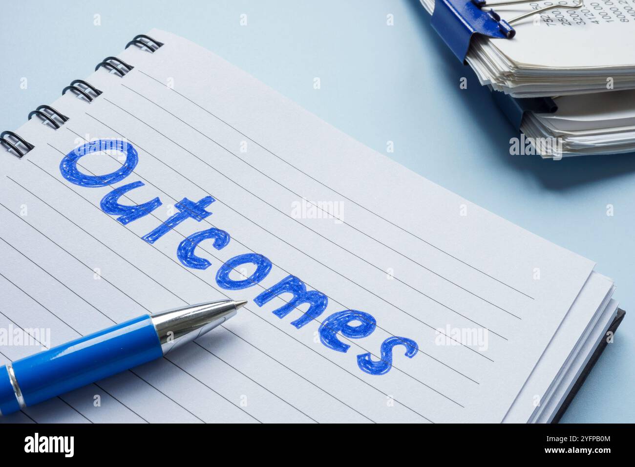 Notebook con note sui risultati. Valutazione delle prestazioni e pianificazione strategica. Foto Stock