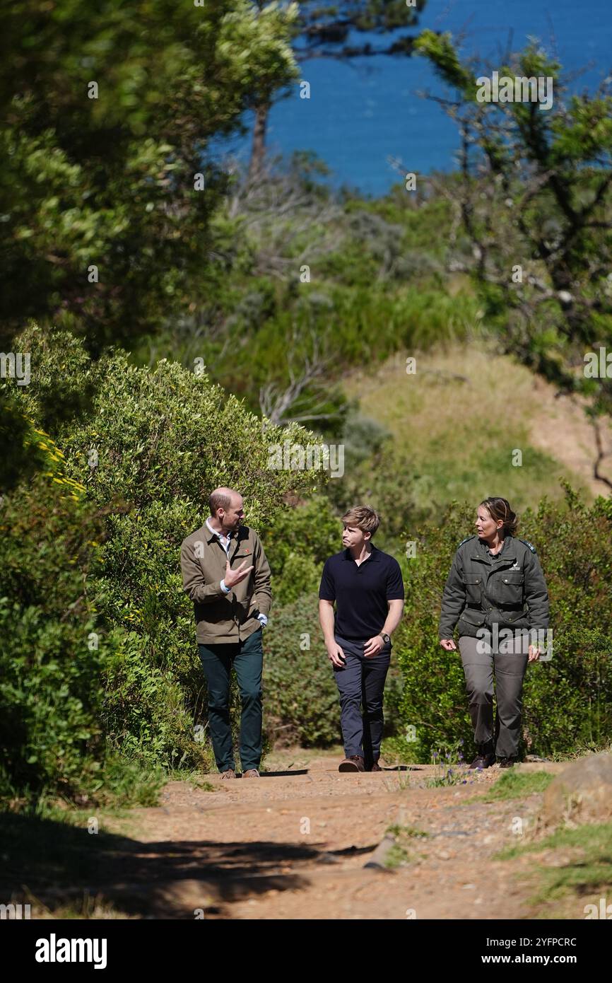 Il Principe di Galles con Robert Irwin, Earthshot Prize Global Ambassador, e Megan Taplin, responsabile del Parco Nazionale di Table Mountain, durante una visita a Signal Hill vicino a città del Capo, per incontrare ranger e ambientalisti e discutere l'importanza della biodiversità, il secondo giorno della sua visita in Sud Africa per la quarta cerimonia annuale Earthshot Prize Awards il 6 novembre. Signal Hill fa parte del più ampio parco nazionale di Table Mountain. Data foto: Martedì 5 novembre 2024. Foto Stock