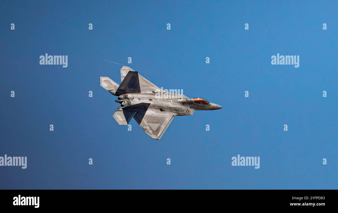 Un F-22 Raptor della U.S. Air Forces Central vola all'interno dell'area di responsabilità dello U.S. Central Command, 17 ottobre 2024. L'F-22, un combattente multiruolo, può Foto Stock