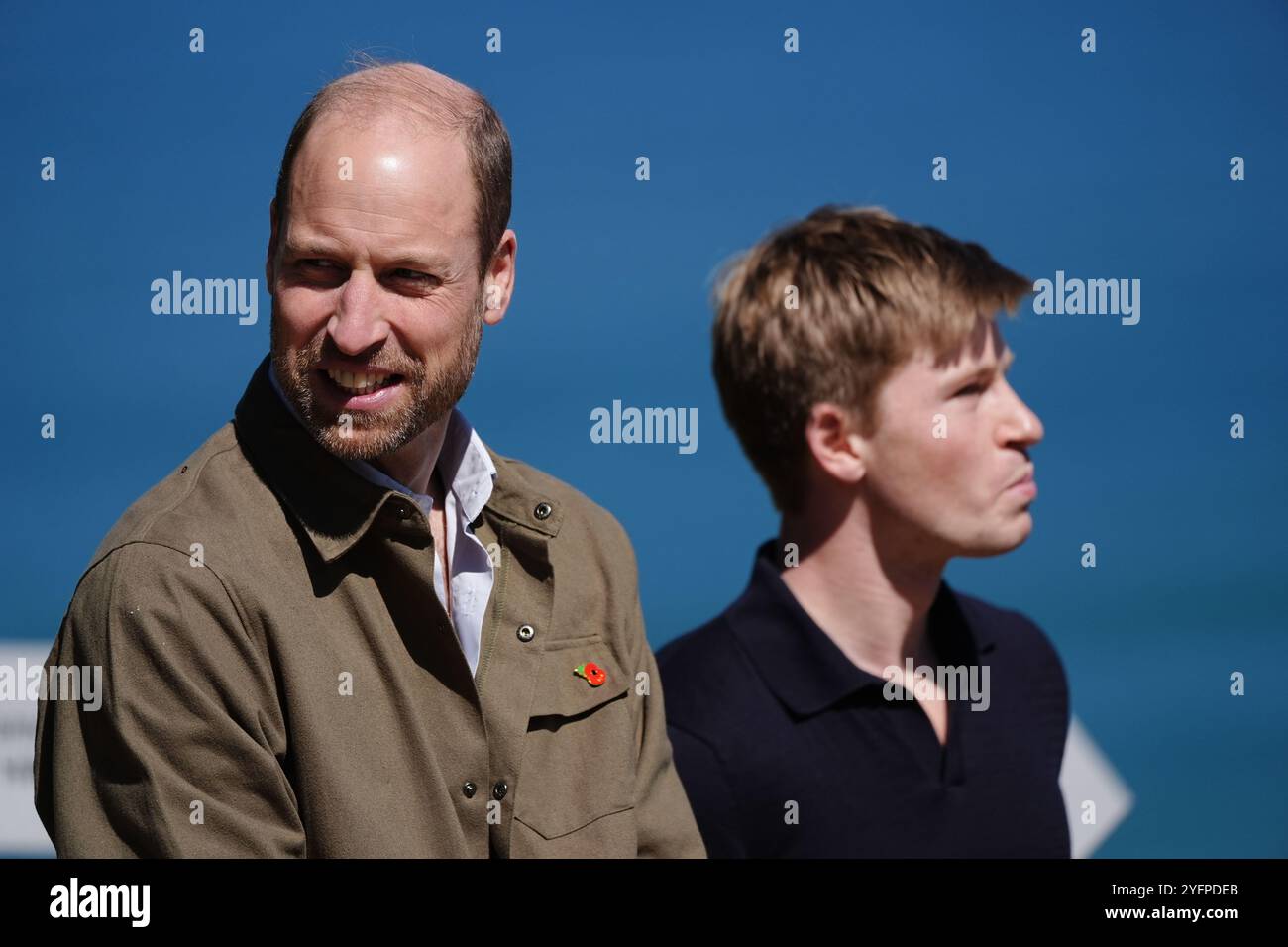 Il Principe di Galles con Robert Irwin, ambasciatore globale del Premio Earthshot, durante una visita a Signal Hill vicino a città del Capo, per incontrare ranger e ambientalisti e discutere l'importanza della biodiversità, il secondo giorno della sua visita in Sud Africa per la quarta cerimonia annuale Earthshot Prize Awards il 6 novembre. Signal Hill fa parte del più ampio parco nazionale di Table Mountain. Data foto: Martedì 5 novembre 2024. Foto Stock
