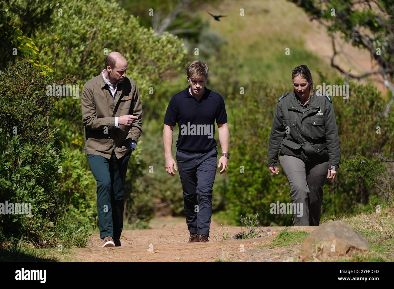 Il Principe di Galles con Robert Irwin, Earthshot Prize Global Ambassador, e Megan Taplin, responsabile del Parco Nazionale di Table Mountain, durante una visita a Signal Hill vicino a città del Capo, per incontrare ranger e ambientalisti e discutere l'importanza della biodiversità, il secondo giorno della sua visita in Sud Africa per la quarta cerimonia annuale Earthshot Prize Awards il 6 novembre. Signal Hill fa parte del più ampio parco nazionale di Table Mountain. Data foto: Martedì 5 novembre 2024. Foto Stock