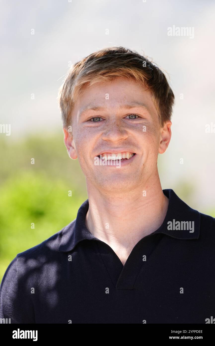 Robert Irwin, ambasciatore globale del Premio Earthshot, durante una visita del Principe di Galles al Parco Nazionale di Table Mountain, con ranger e ambientalisti a Signal Hill vicino a città del Capo, per discutere l'importanza della biodiversità, il secondo giorno della sua visita in Sud Africa per la quarta cerimonia annuale degli Earthshot Prize Awards il 6 novembre. Signal Hill fa parte del più ampio parco nazionale di Table Mountain. Data foto: Martedì 5 novembre 2024. Foto Stock