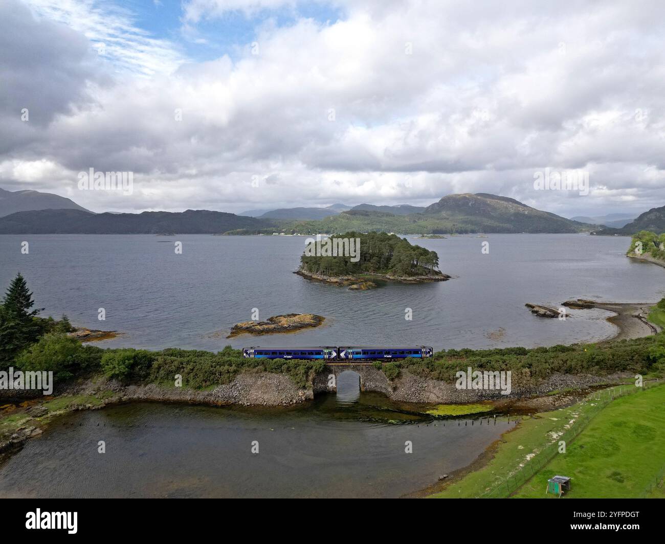 Un treno Scotrail DMU che passa da Loch Carron, vicino a Plockton, Highlands scozzesi, luglio 2024 Foto Stock