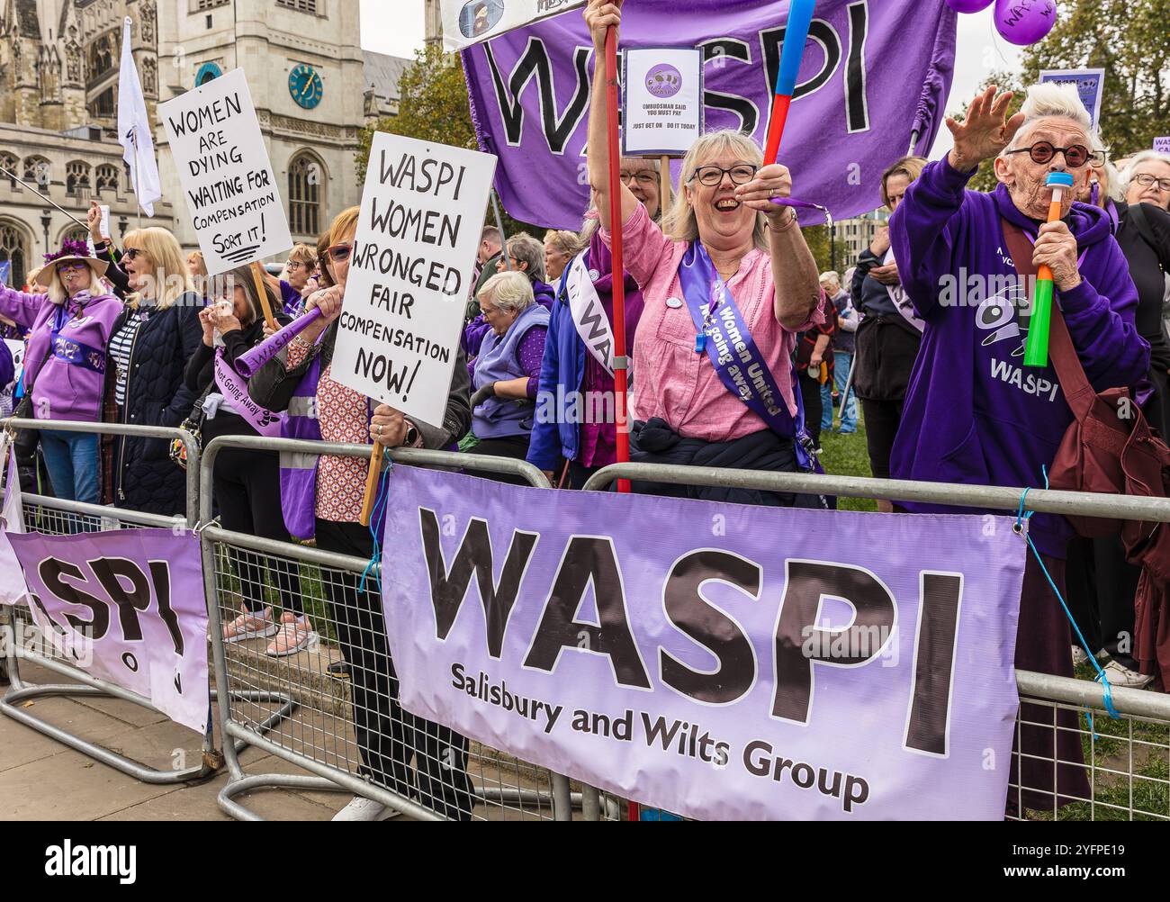 Westminster, Londra, Regno Unito, ottobre 30 2024, un grande gruppo di donne Waspi che manifestano con cartelloni alla dimostrazione Waspi fuori dalle Case Foto Stock
