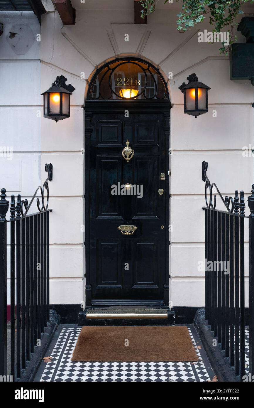 Londra, Regno Unito - 19 ottobre 2024 - porta d'ingresso al 221b Baker Street a Londra, casa del detective immaginario Sherlock Holmes Foto Stock