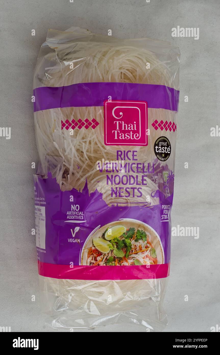 Pacchetto di sapori thailandesi. Nidi di spaghetti Vermicelli di riso su sfondo chiaro Foto Stock
