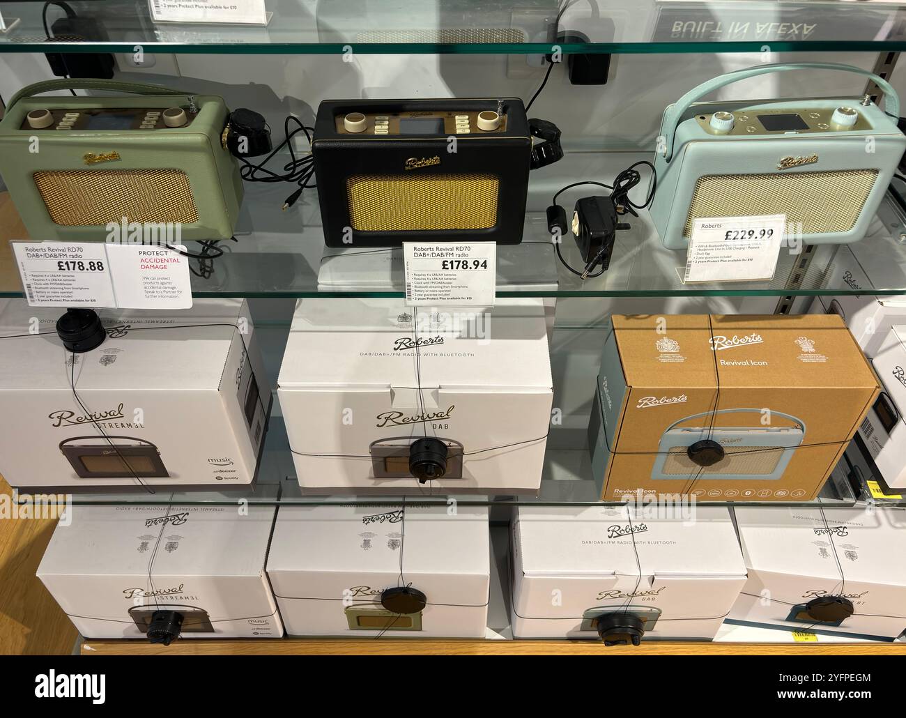 Esposizione di moderne radio digitali dallo stile retrò nel John Lewis Store, Regno Unito Foto Stock