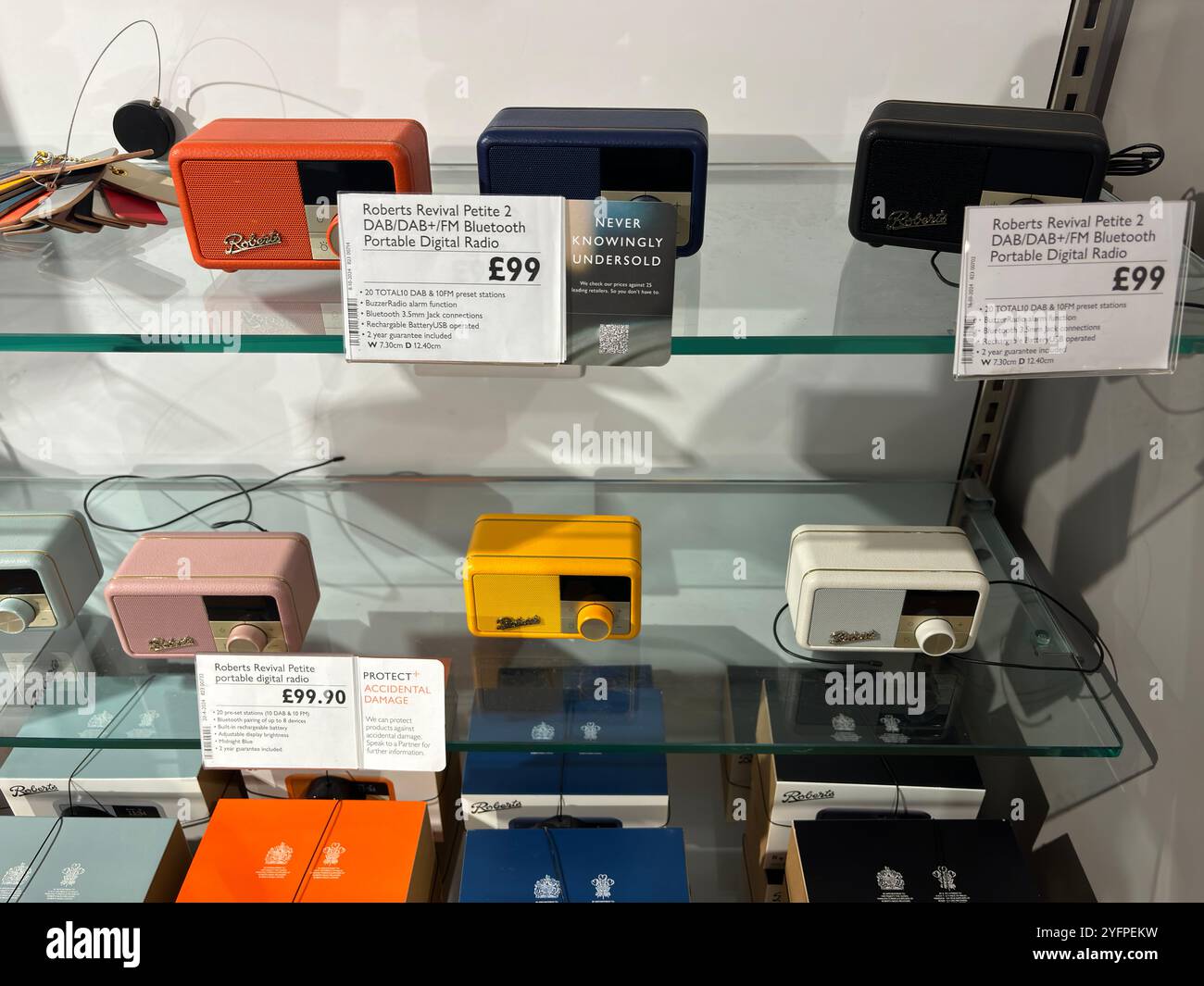 Esposizione di moderne radio digitali dallo stile retrò nel John Lewis Store, Regno Unito Foto Stock