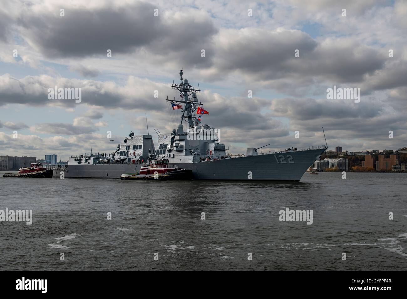 NEW YORK - il nuovo DDG del volo IIa della Marina, la USS John Basilone (DDG 122), entra nel Molo 88, New York City, NY, il 4 novembre. L'arrivo del Basilone Foto Stock