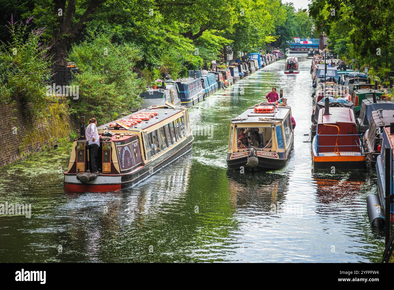 Londra, Regno Unito - 10 luglio 2019 - vaporetto turistico che viaggia lungo il Regents Canal intorno a Little Venice Foto Stock