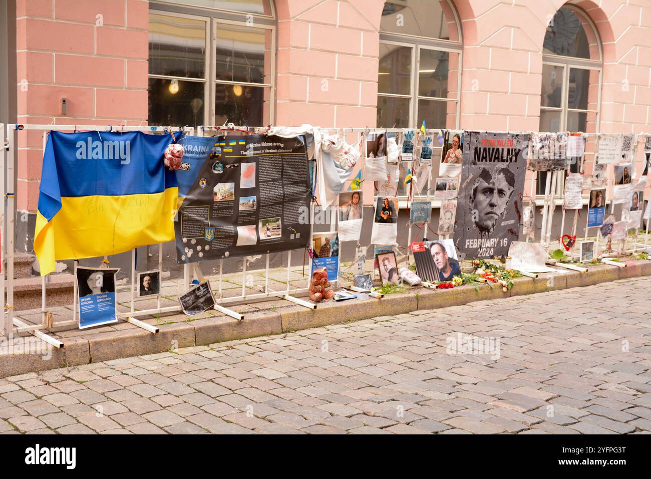 Striscioni anti-guerra che protestano contro la Russia per il suo coinvolgimento nella guerra in Ucraina (2014-presente) fuori dall'Ambasciata di Russia a Tallinn, Estonia Foto Stock