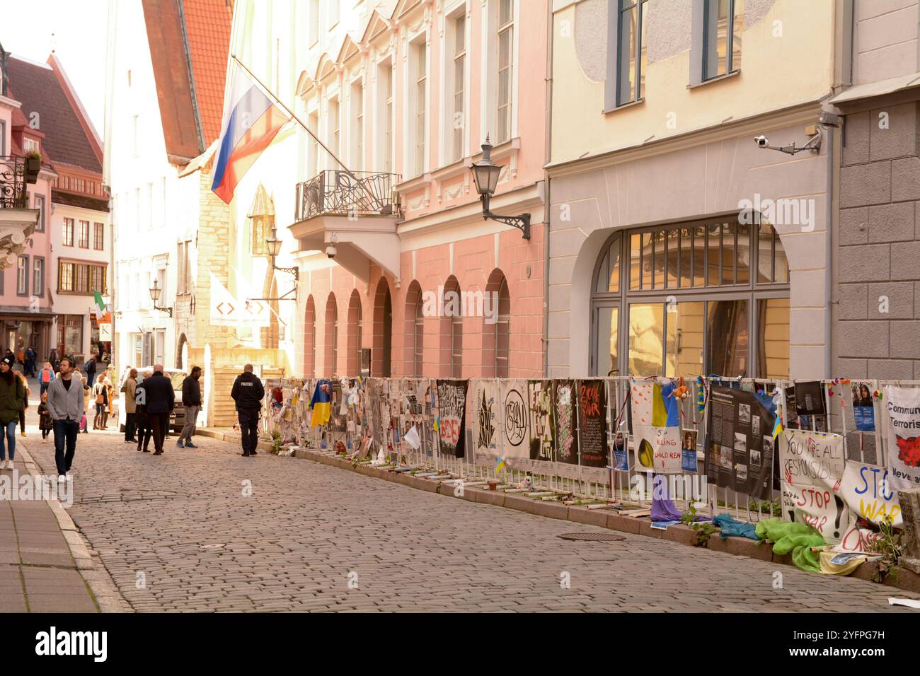 Striscioni anti-guerra che protestano contro la Russia per il suo coinvolgimento nella guerra in Ucraina (2014-presente) fuori dall'Ambasciata di Russia a Tallinn, Estonia Foto Stock