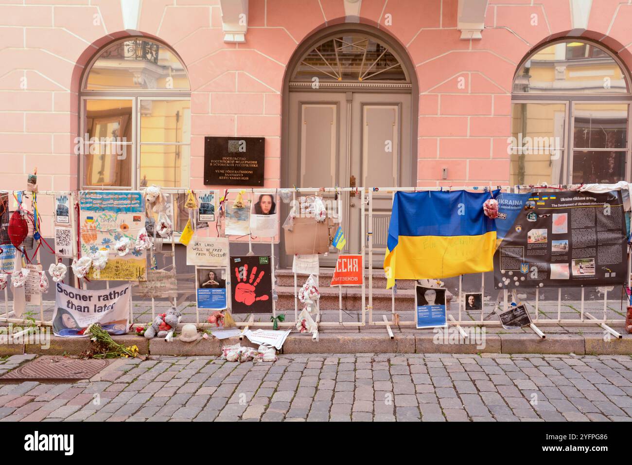 Striscioni anti-guerra che protestano contro la Russia per il suo coinvolgimento nella guerra in Ucraina (2014-presente) fuori dall'Ambasciata di Russia a Tallinn, Estonia Foto Stock