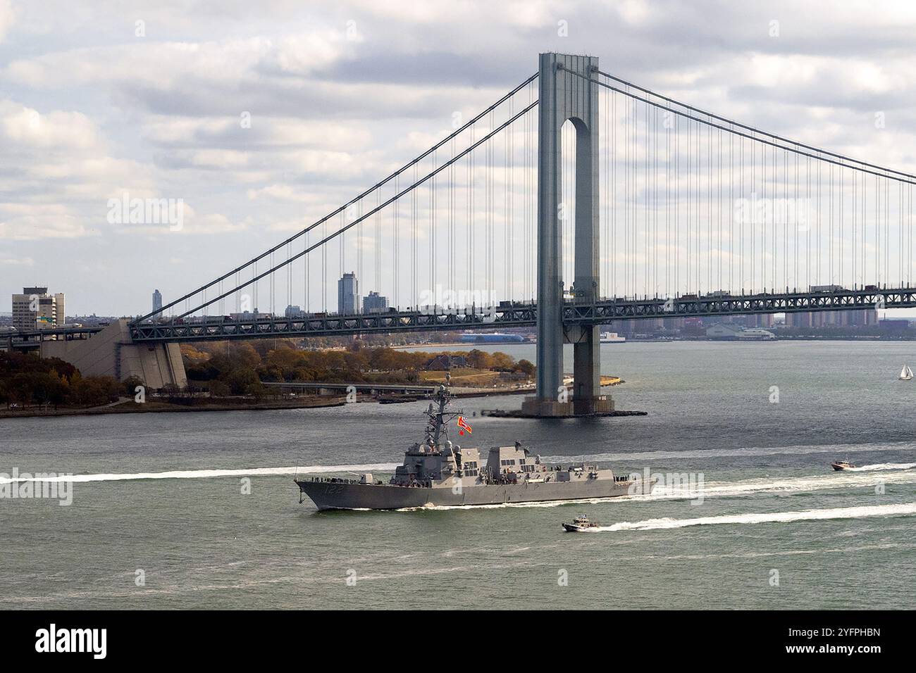 L'equipaggio del più recente cacciatorpediniere missilistico guidato della classe Arleigh Burke USS John Basilone (DDG 122) passa sotto il ponte di Verrazano come basi Foto Stock