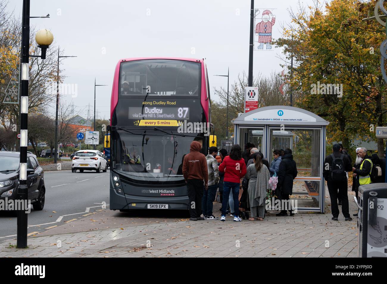 National Express No. 87 bus presso Oldbury Interchange, West Midlands, Inghilterra, Regno Unito Foto Stock