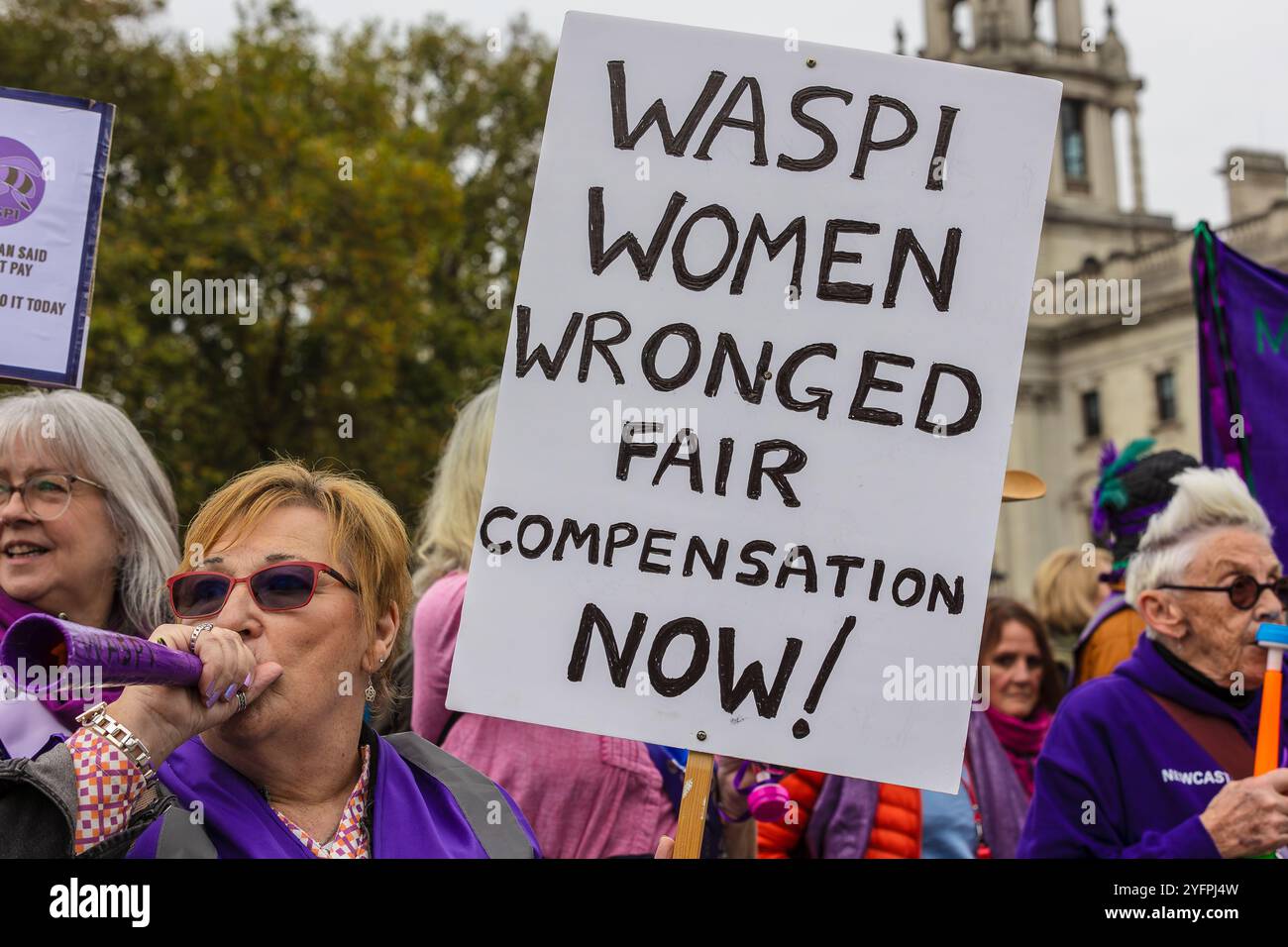Westminster, Londra, Regno Unito, ottobre 30 2024, WASPI Woman tenendo un grande cartello e manifestando fuori dalle Houses of Parliament, Londra il 30 ottobre Foto Stock