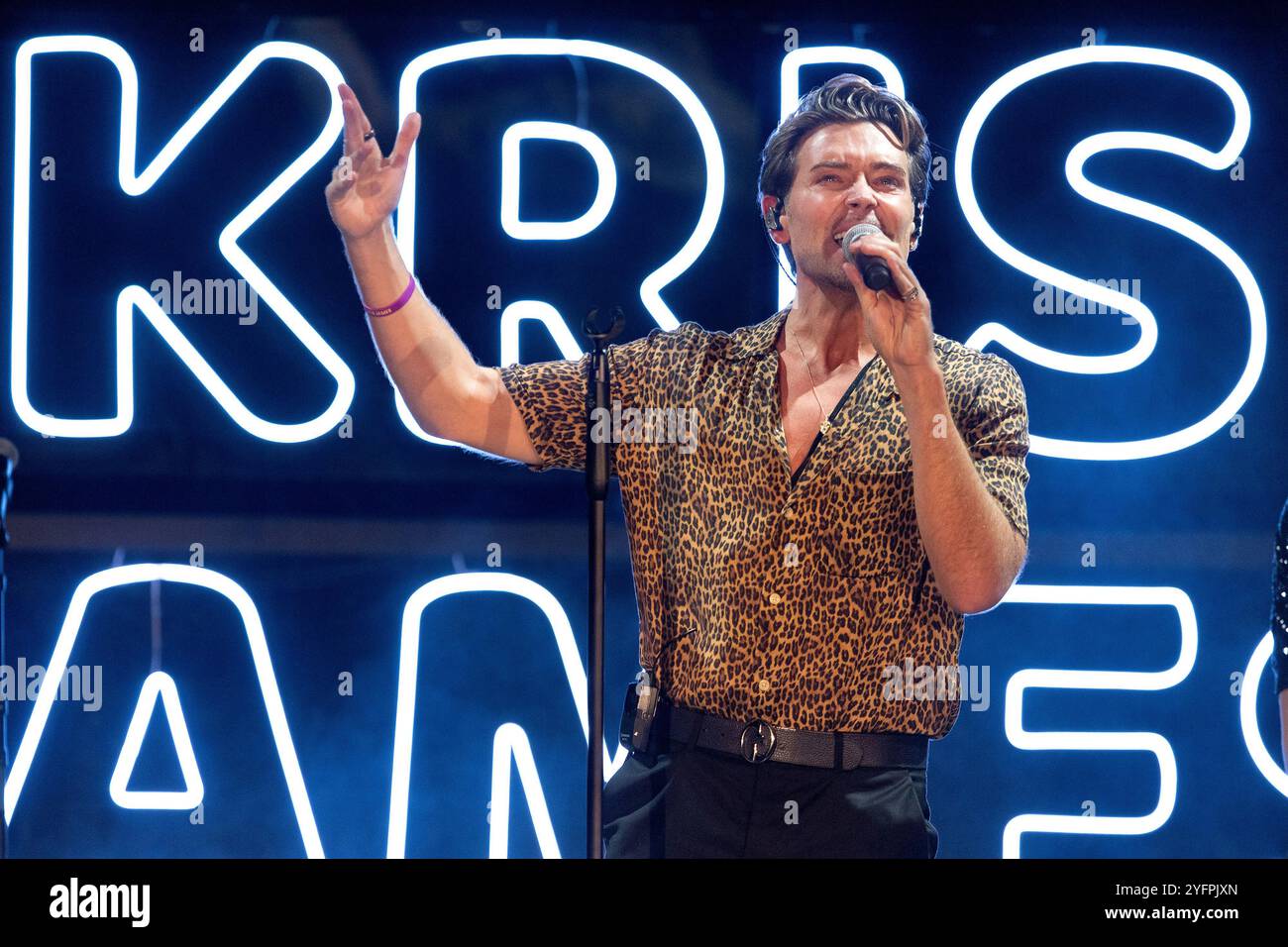 Kris James si esibì al Princess Theatre di Torquay come atto di supporto a Lulu. Il cantautore inglese di Liverpool, Inghilterra. era Foto Stock