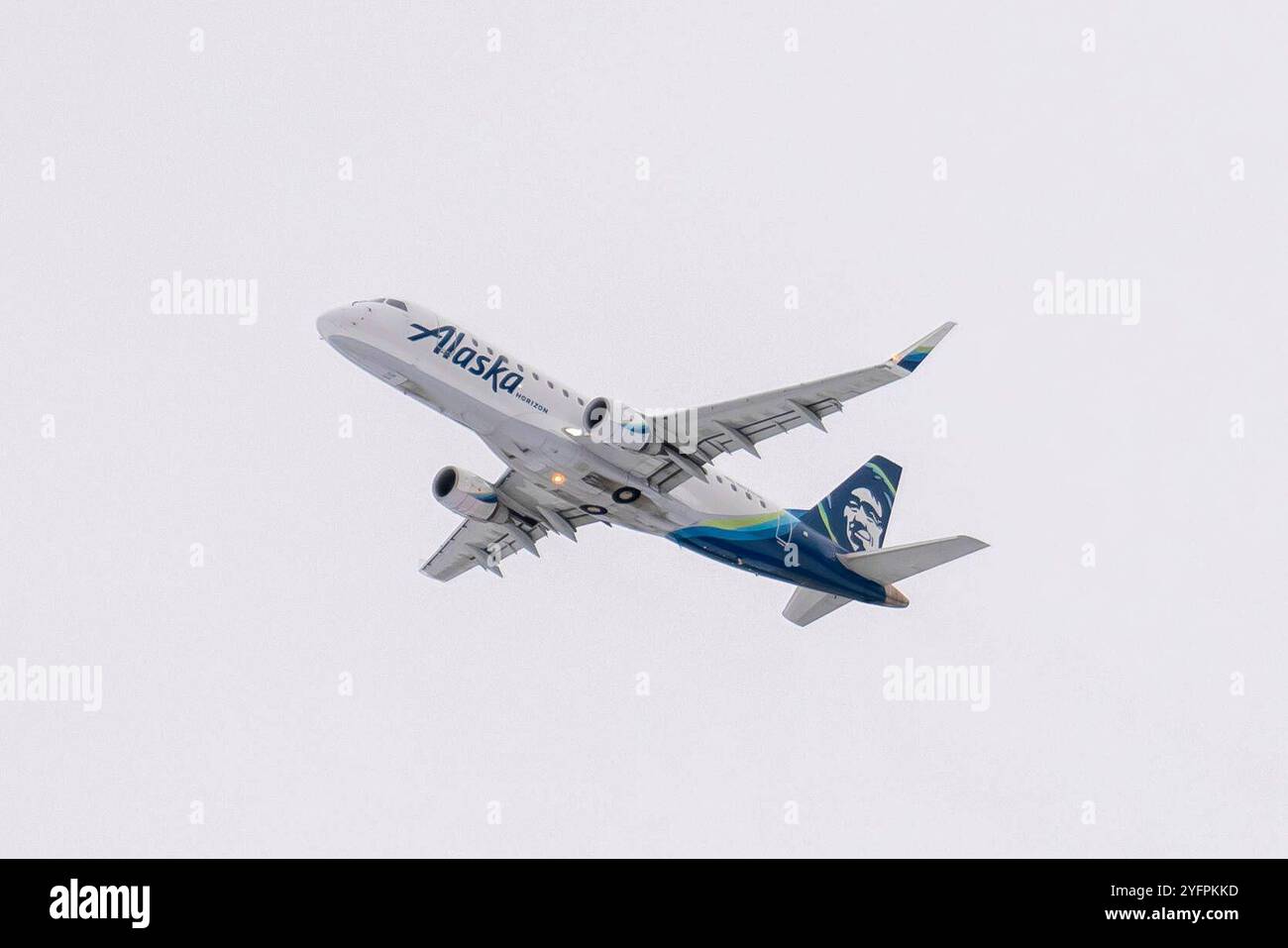 Alaska Airlines Anchorage, Alaska, USA - 3 novembre 2024: Un aereo Alaska Airlines decolla dall'aeroporto internazionale Ted Stevens Anchorage, Alaska. Alaska Airlines è una compagnia aerea americana con sede a Seattle, Washington Copyright: XHASANxAKBASx Foto Stock