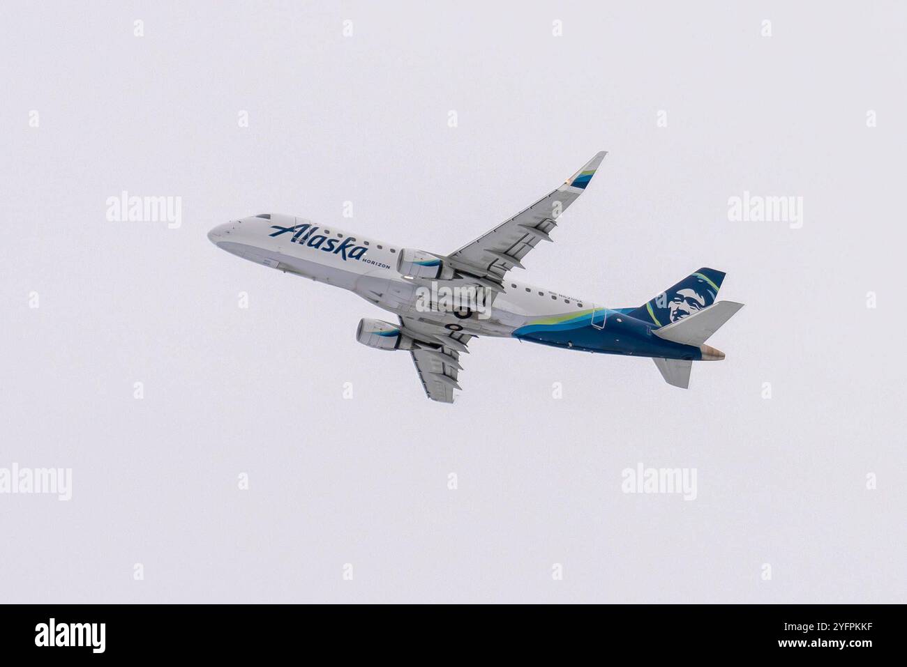 Alaska Airlines Anchorage, Alaska, USA - 3 novembre 2024: Un aereo Alaska Airlines decolla dall'aeroporto internazionale Ted Stevens Anchorage, Alaska. Alaska Airlines è una compagnia aerea americana con sede a Seattle, Washington Copyright: XHASANxAKBASx Foto Stock