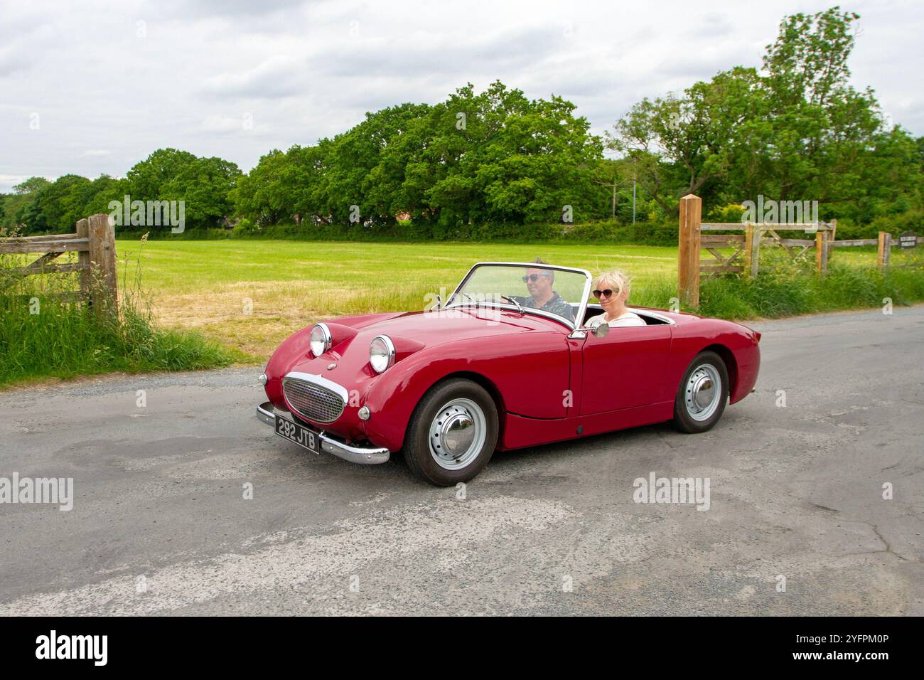 1959 50 anni Cinquanta Red Austin Healey Sprite soft-top Car benzina 948 cc; motori classici britannici, collezionisti di automobili, appassionati di motori e auto storiche che viaggiano a Eccleston, Regno Unito Foto Stock