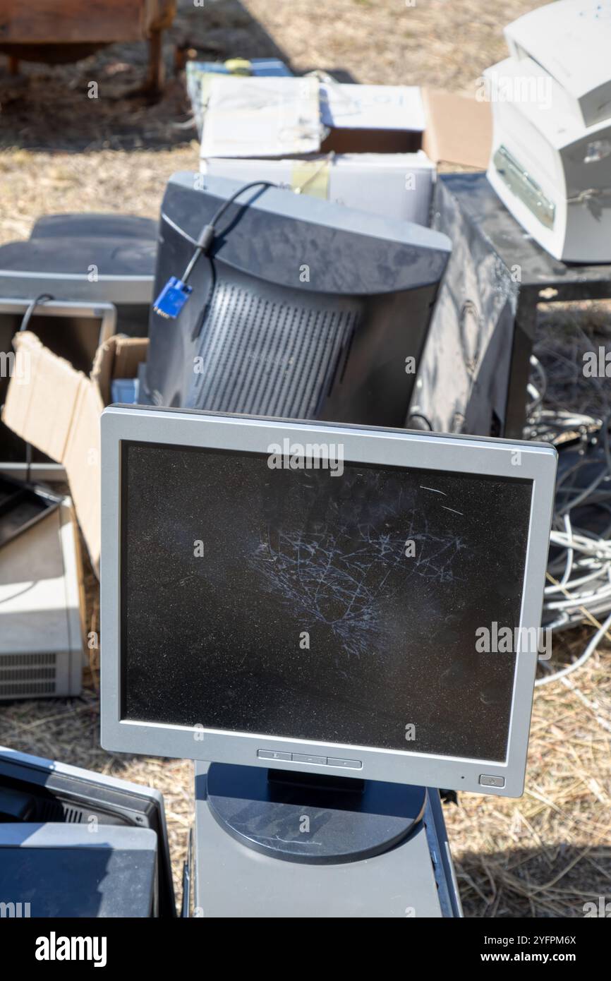 Rifiuti di apparecchiature elettroniche , informatiche ed elettriche , rifiuti elettronici , grandi preoccupazioni in Africa , consistono in prodotti elettrici ed elettronici usati e scartati Foto Stock