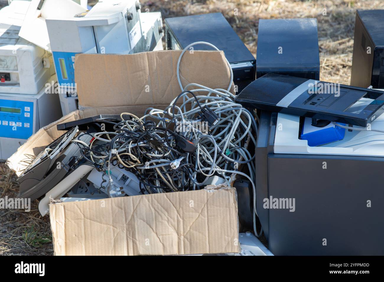 Rifiuti di apparecchiature elettroniche ed elettriche (e-waste) , scatola con cavi, fili, consiste di desktop usati e scartati, stampanti. laser e inkjet major Foto Stock
