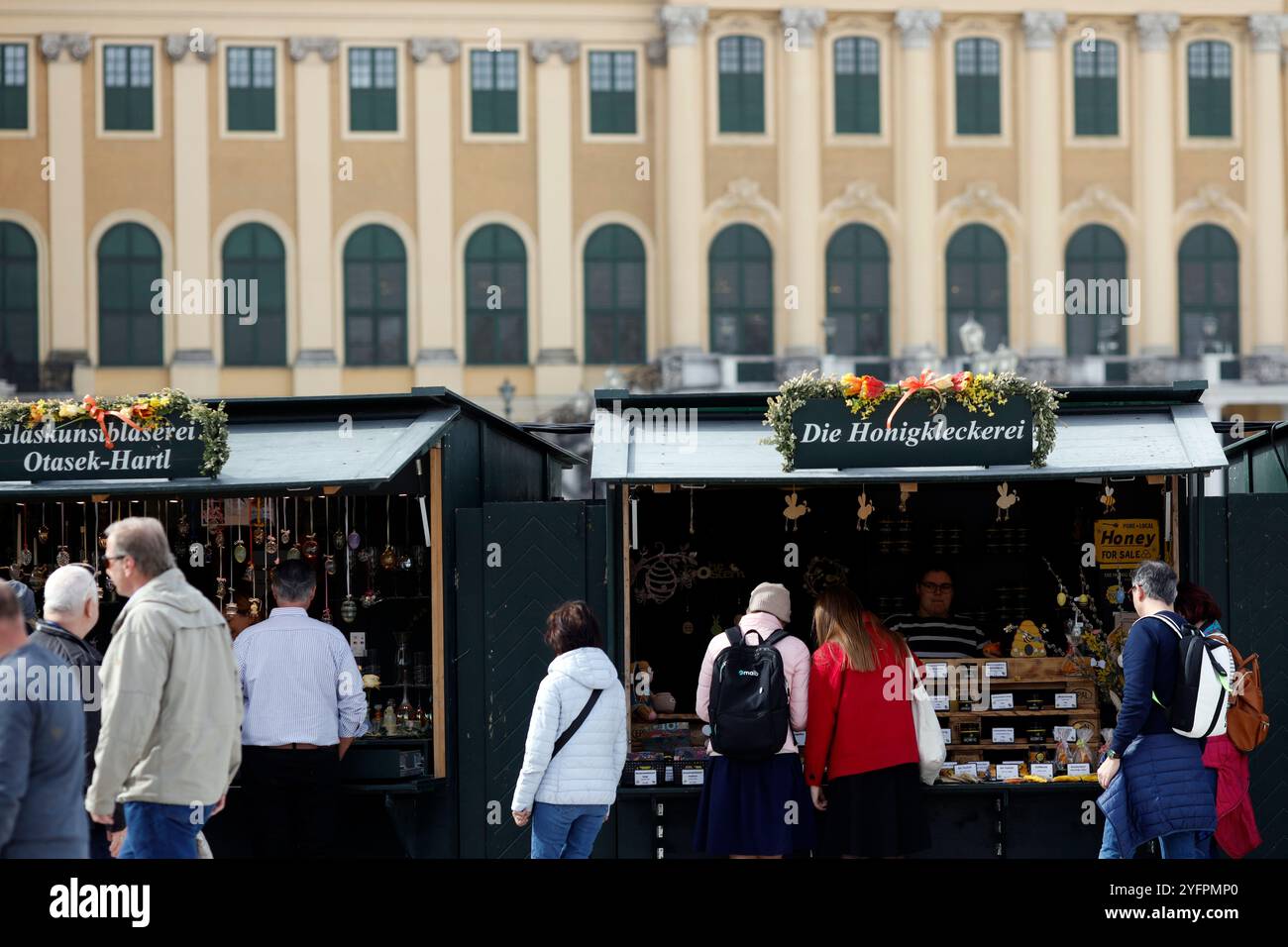 Uova di pasqua colorate e dipinte nel tradizionale mercato di Pasqua. La festa di Pasqua è la festa più antica e cristiana. Vienna. Austria. Foto Stock
