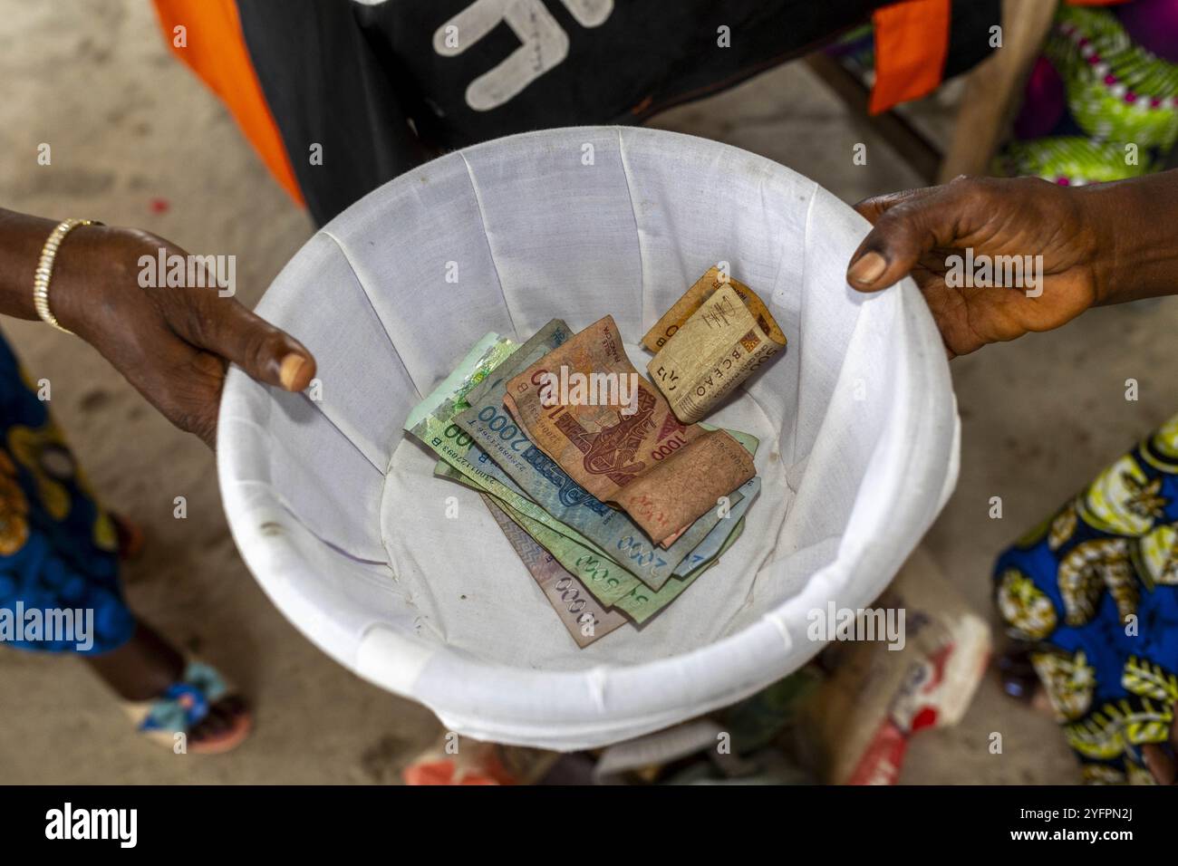 Microfinanza e gruppo salvatore nella chiesa di nostra Signora dell'Immacolata Concezione, Tohoue, Benin Foto Stock