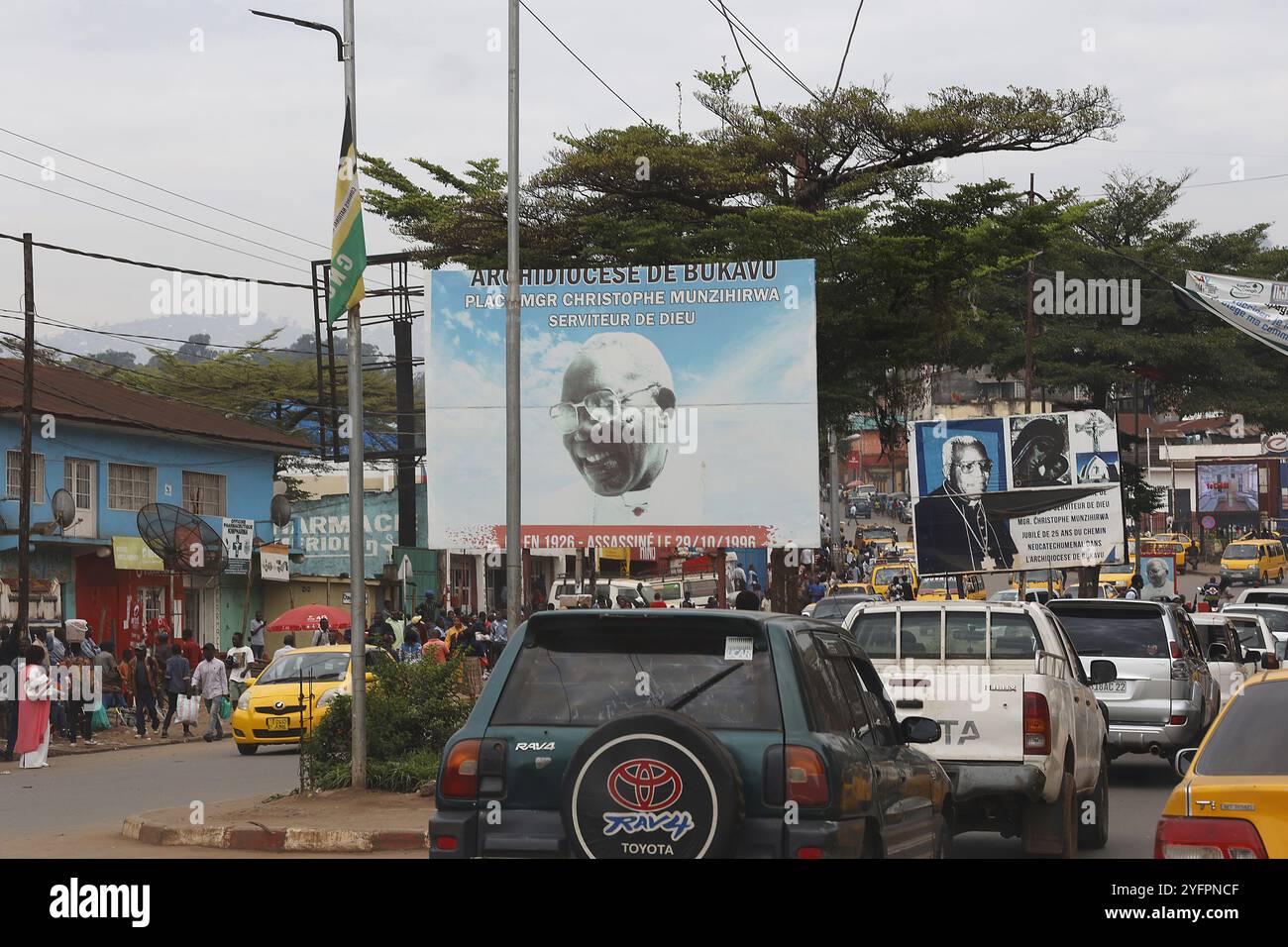 Traffico lungo una piazza che prende il nome dall'arcivescovo Christophe Munzihirwa, assassinato nel 1996 a Bukavu, RDC Foto Stock
