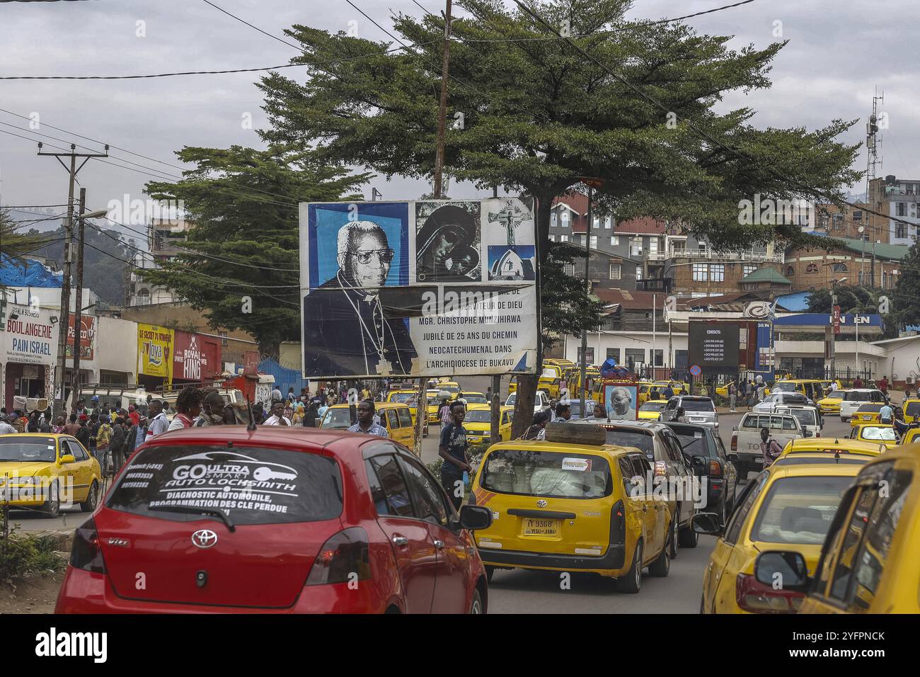 Traffico lungo una piazza che prende il nome dall'arcivescovo Christophe Munzihirwa, assassinato nel 1996 a Bukavu, RDC Foto Stock