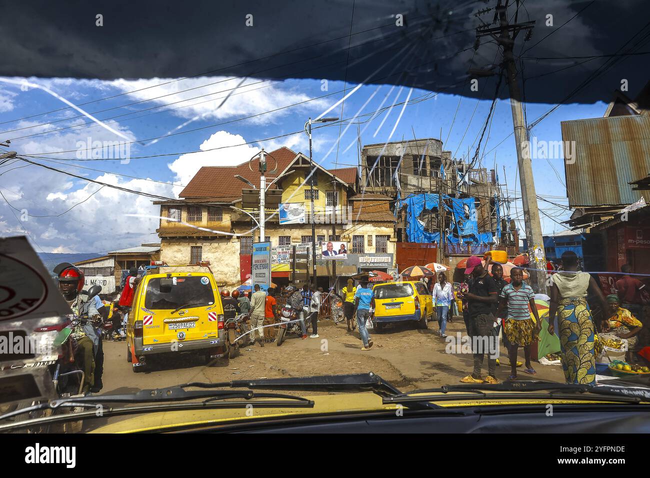 Città di Bukavu vista attraverso un parabrezza, RDC Foto Stock