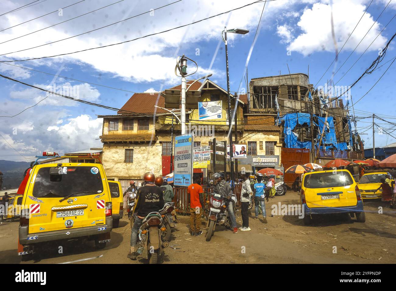 All'angolo della strada con il traffico, Bukavu, RDC Foto Stock