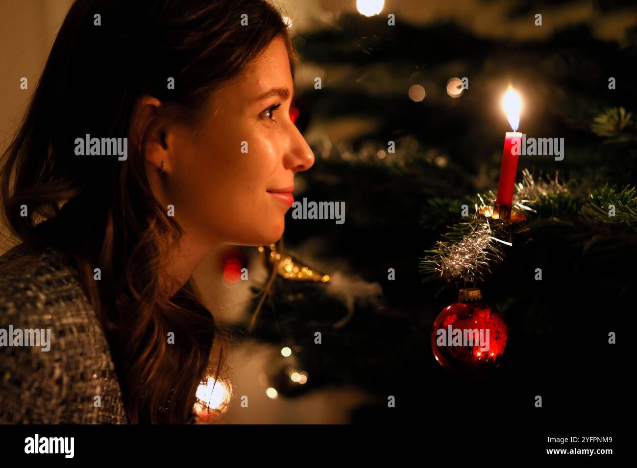 Albero di Natale decorato con ornamenti e luci. Foto Stock