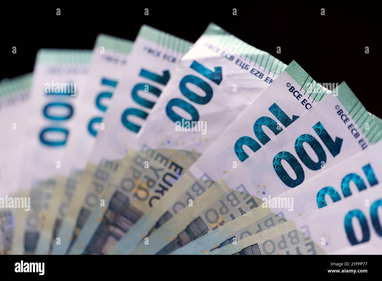 Moneta europea Euro. 100 banconote in euro. Tema dell'inflazione, delle imprese, dell'economia e della finanza. Foto Stock