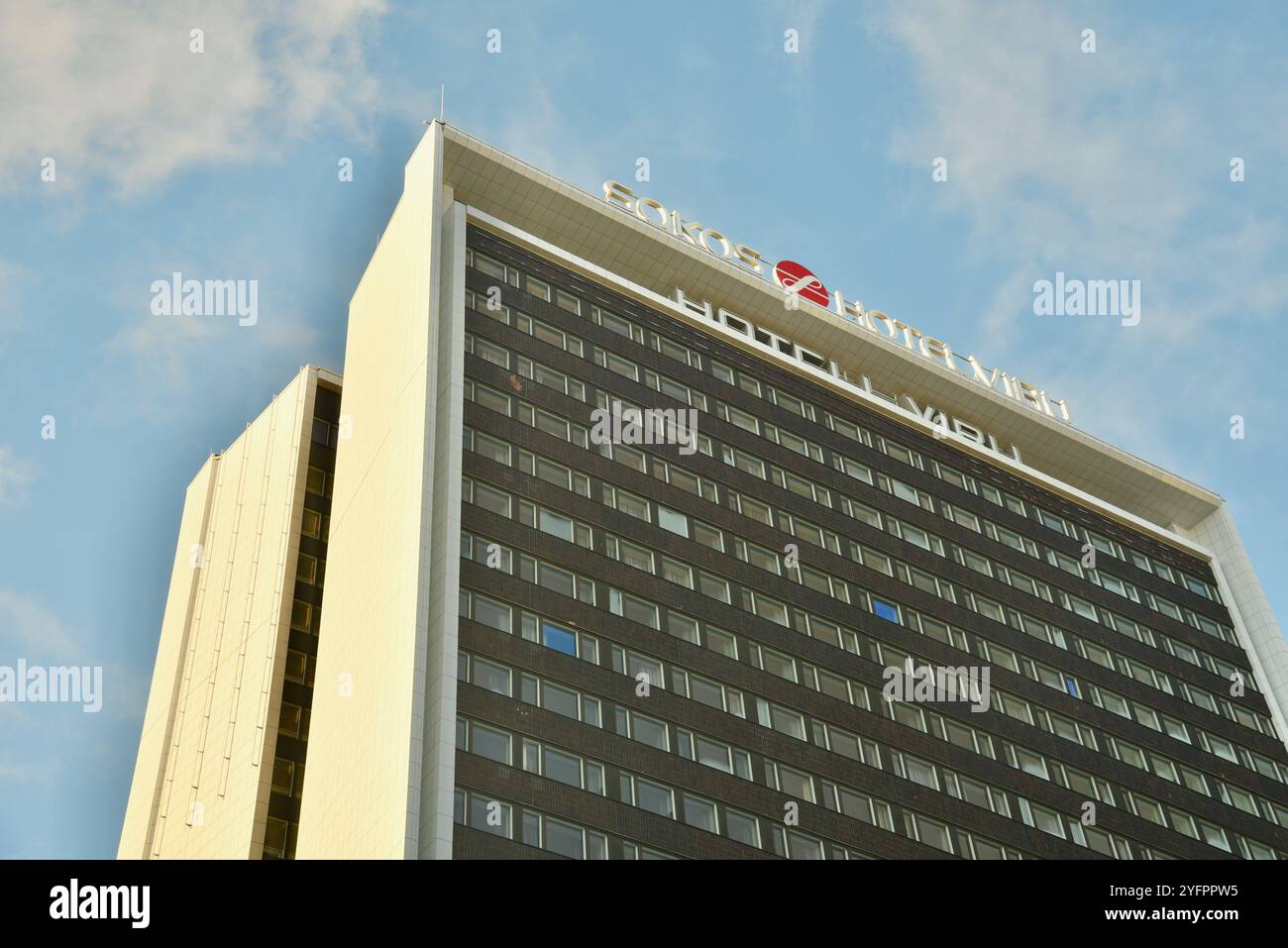 Vista verso l'alto del torreggiante Hotel Viru, in cui alcune camere erano state utilizzate dal KGB russo segreto durante l'occupazione sovietica, città Vecchia, Tallinn, Estonia Foto Stock