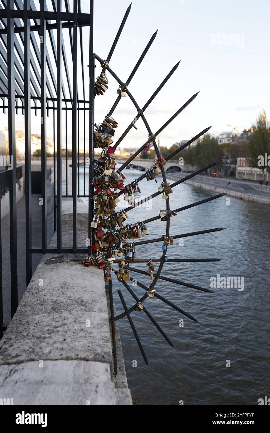 Lucchetti e fiume Senna, parigi, Francia Foto Stock