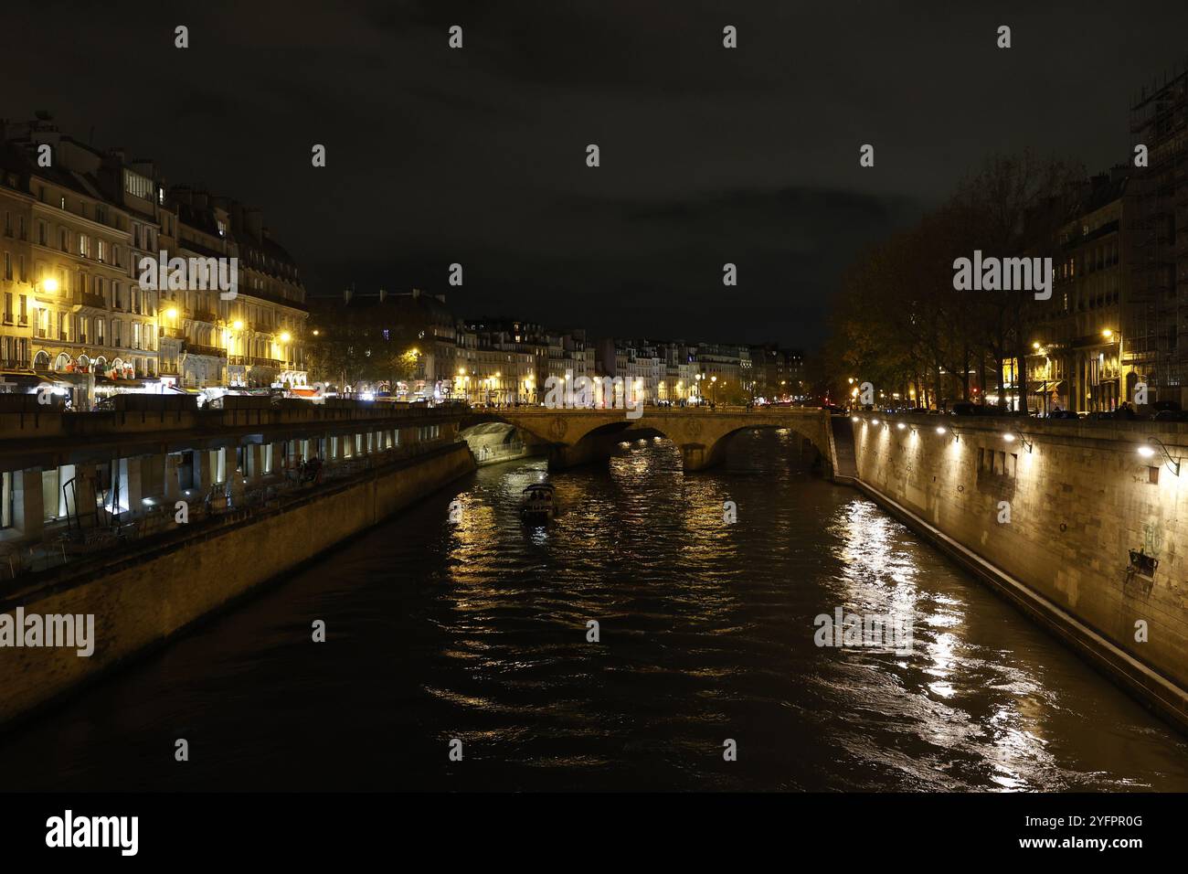 La Senna, il ponte e le sponde di Saint Michael, Parigi, Francia Foto Stock