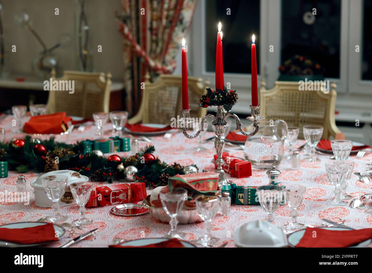 Tavolo servito per la cena di Natale nel soggiorno. Festa di Natale; Foto Stock