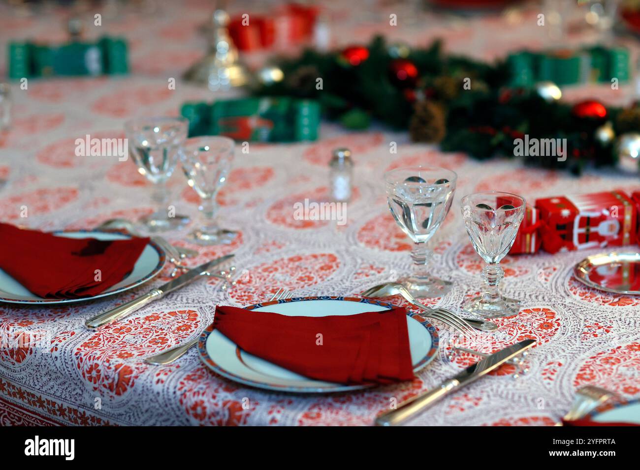 Tavolo servito per la cena di Natale nel soggiorno. Festa di Natale; Foto Stock