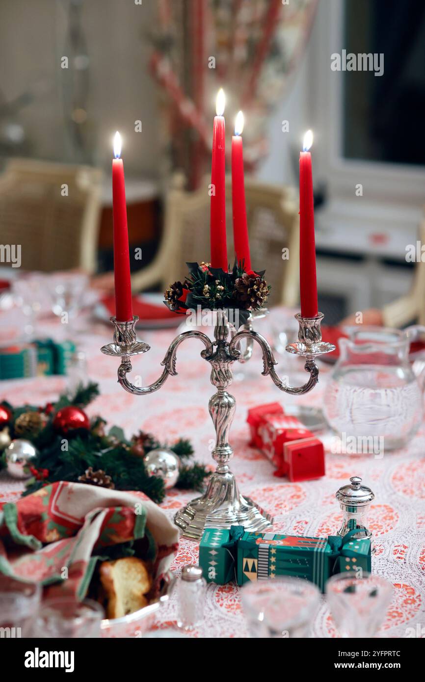 Tavolo servito per la cena di Natale nel soggiorno. Festa di Natale; Foto Stock