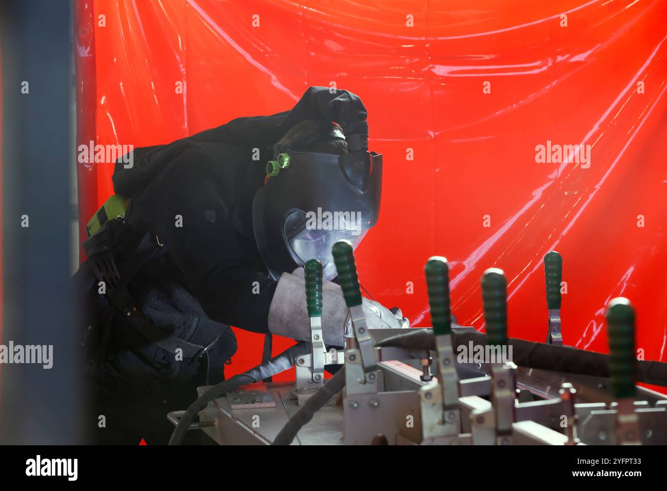 Sito industriale. Lavoratore in una fabbrica. Lavoro manuale. Foto Stock