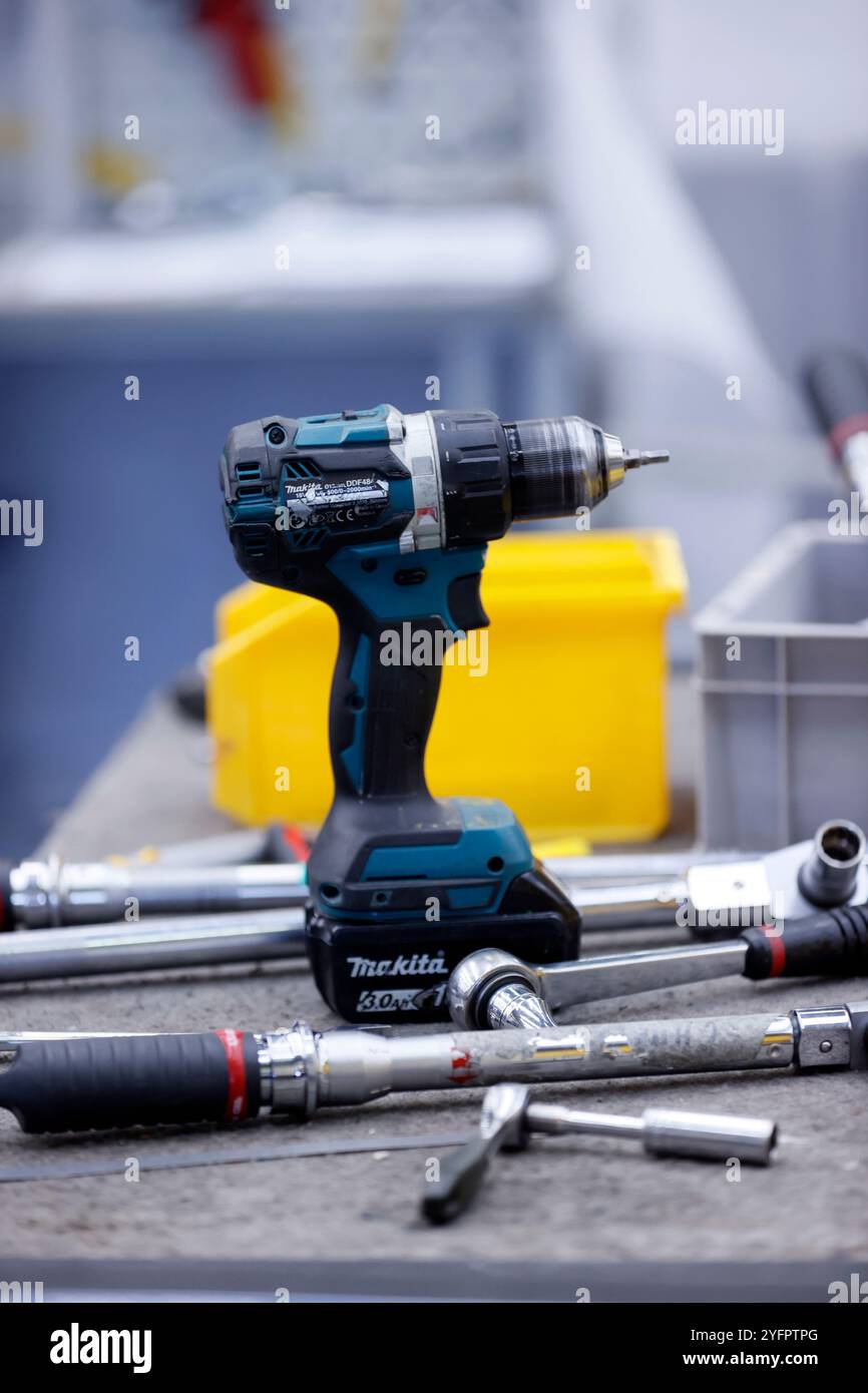 Sito industriale. Lavoratore in una fabbrica. Lavoro manuale. Foto Stock