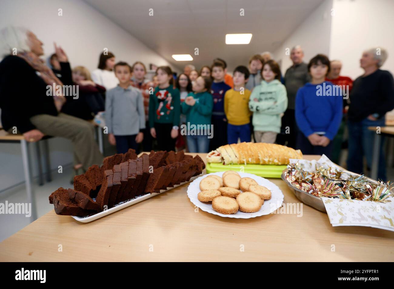 Fai uno spuntino con i bambini e gli anziani della città. Foto Stock