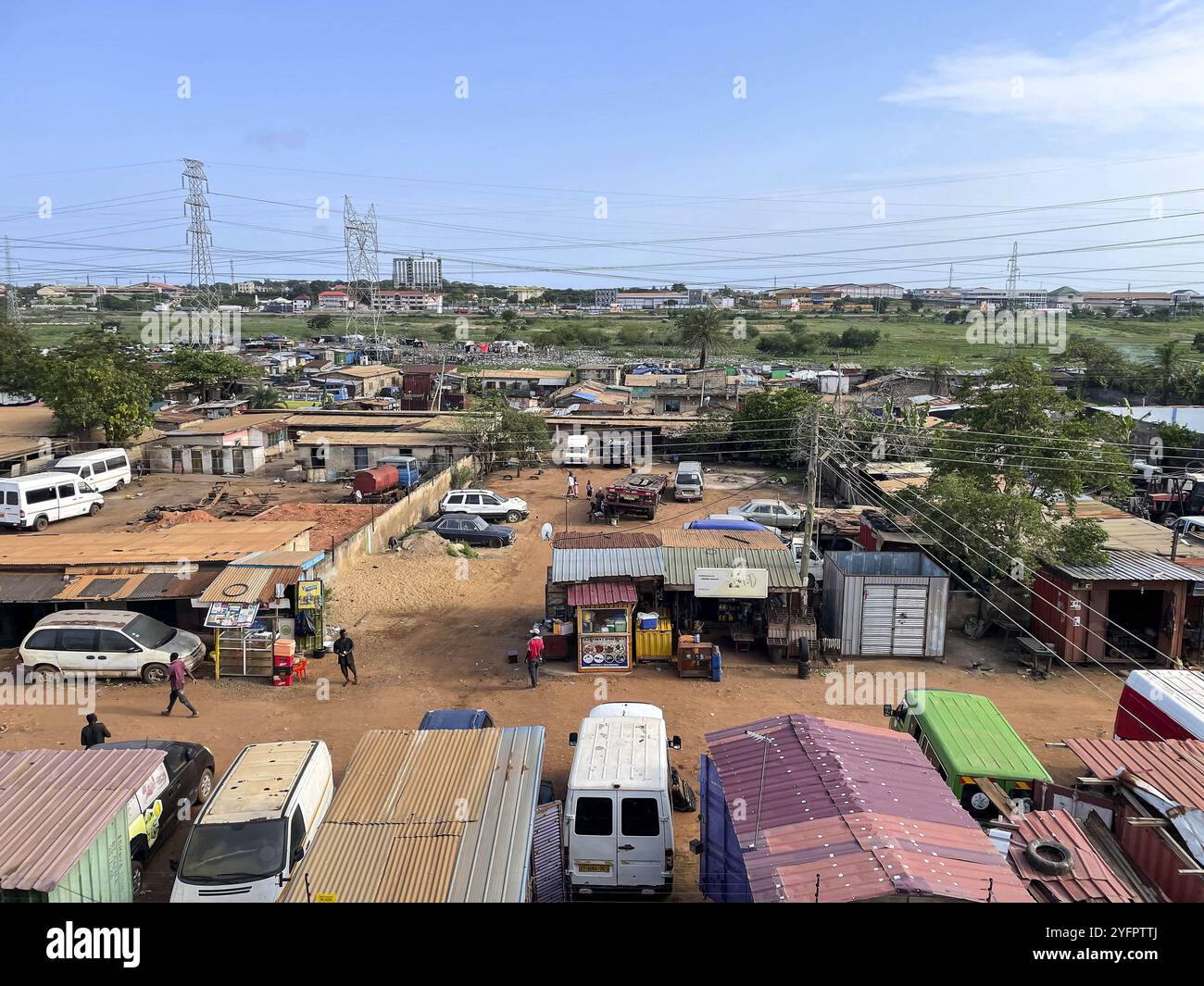 Accra, Ghana. Veicoli ed edifici Foto Stock